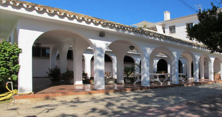 Photo Centro Ecumenico Los Rubios with arcades of the patio in the Sun of the Mediterranean